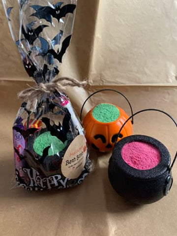 Witches Cauldron or Pumpkin fizzing Bath Bomb (Black Cauldron)