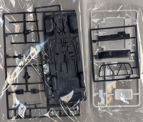 Aoshima Models Toyota Hilux Lowrider Truck, 1:24 Scale