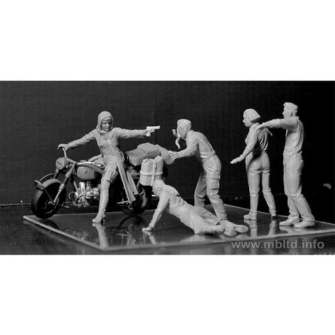 Masterbox Zombieland: Zombie Hunter Road to Freedom Model Kit - 4 Zombies and Escaping Girl (1/35 Scale)