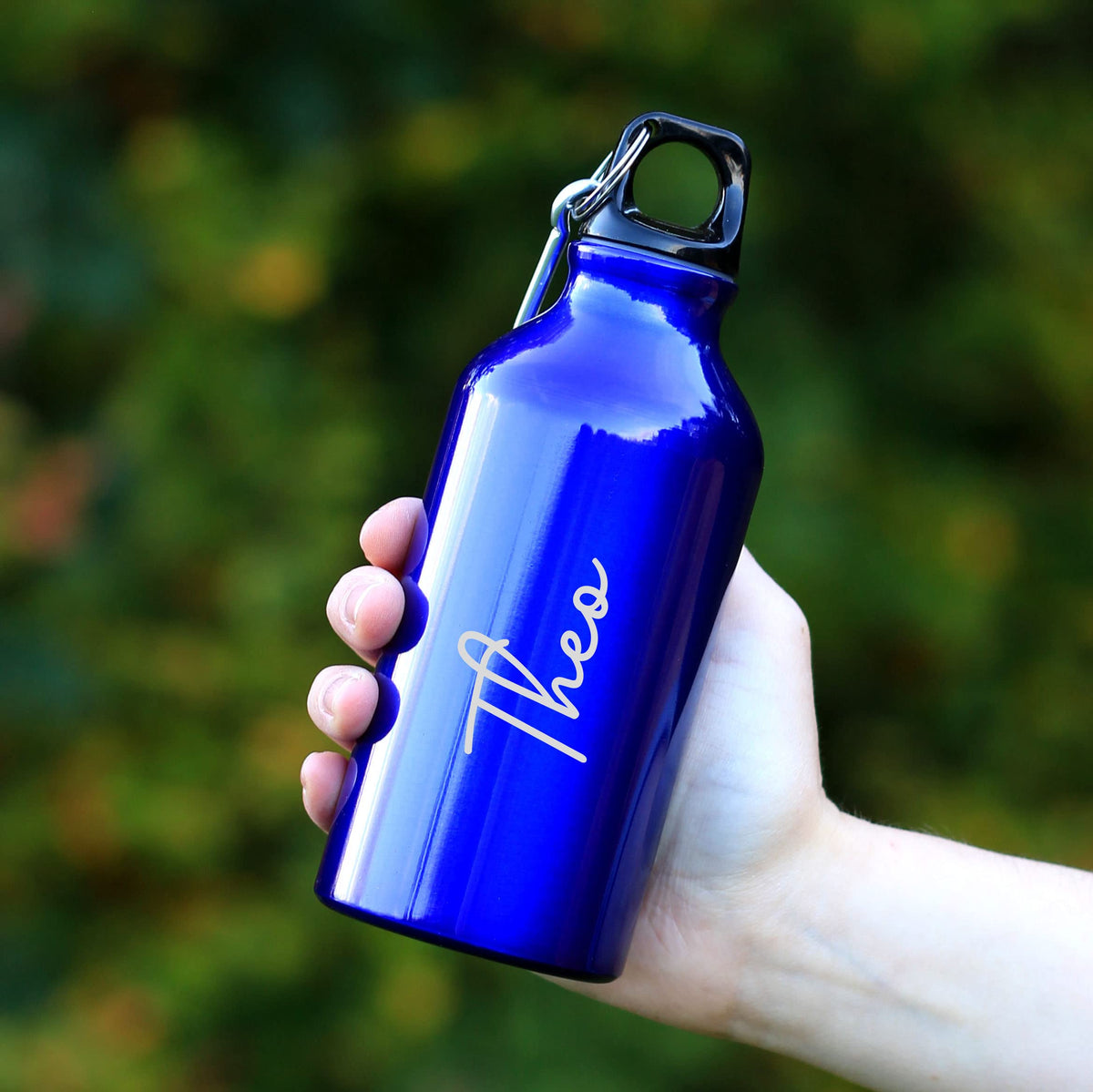 eBuyGB Personalised Kids Water Bottle with Carabiner Clip for School, Nursery - Reusable BPA Free 400ml Metal Drinks Bottle for Children - Any Name (Blue)