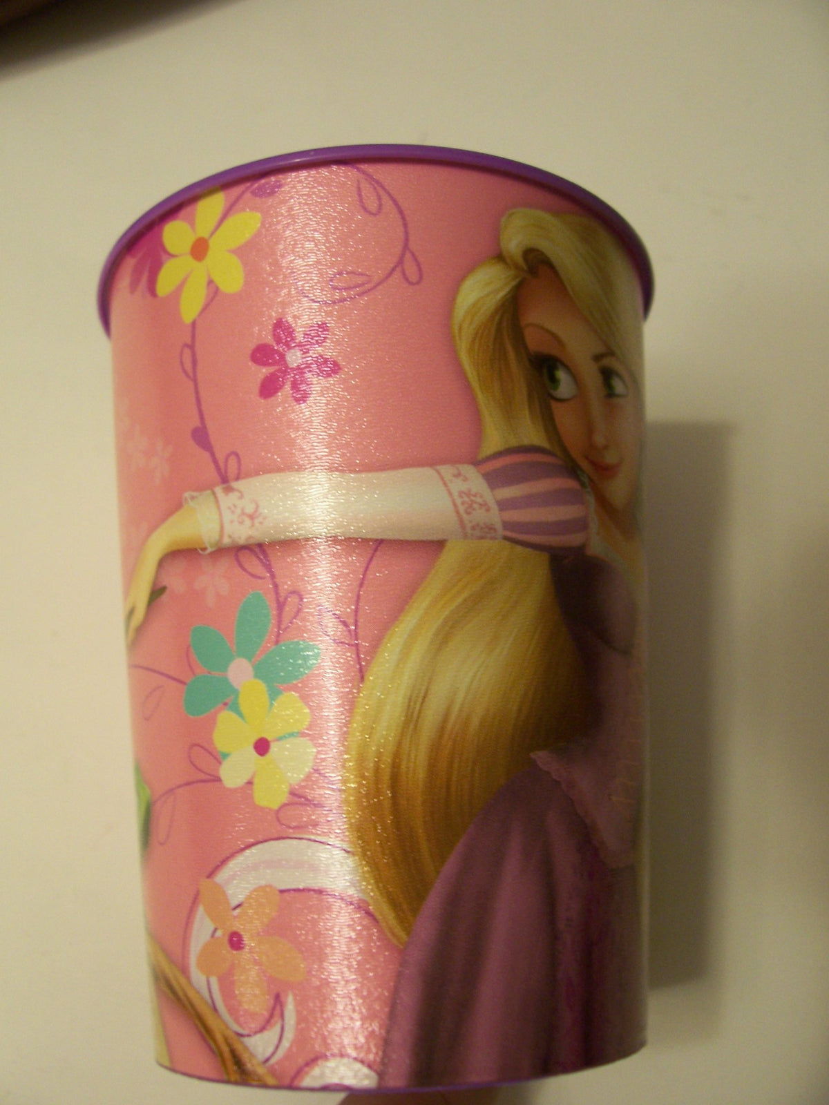 Hallmark Disney Tangled 16 oz Plastic Party Cup (Rapunzel with Frog)