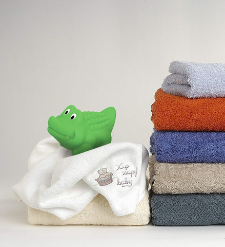DolliBu Alligator Bath Buddy Squirter - Floating Green Alligator Rubber Bath Toy, Fun Water Squirting Bathtime Play for Toddlers, Cute and Soft Toy for Bathtub, Beach and Pool