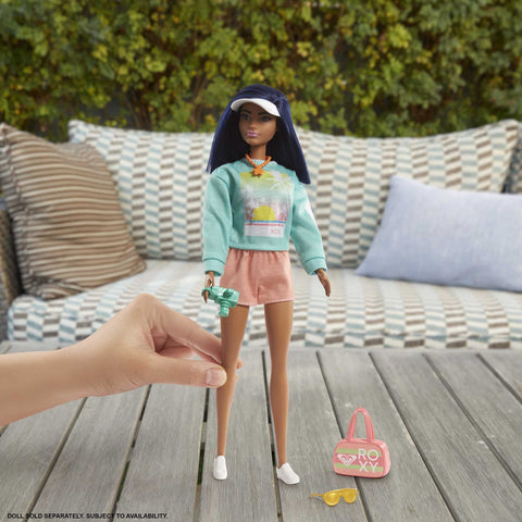 Barbie Storytelling Fashion Pack of Doll Clothes Inspired by Roxy: Sweatshirt with Roxy Graphic, Orange Shorts & 7 Beach-Themed Accessories Dolls Including Camera, Gift for 3 to 8 Year Olds