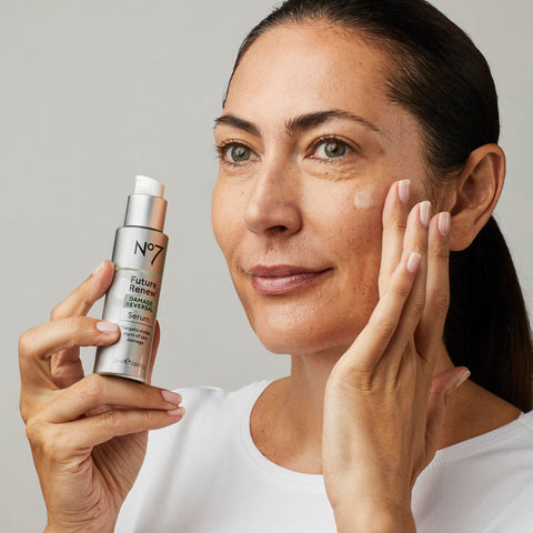 No7 Future Renew Damage Reversal Serum - Anti-Aging Face for Glowing Skin Hyaluronic Acid + Niacinamide Dermatologist-Approved, Suitable Sensitive (25ml)